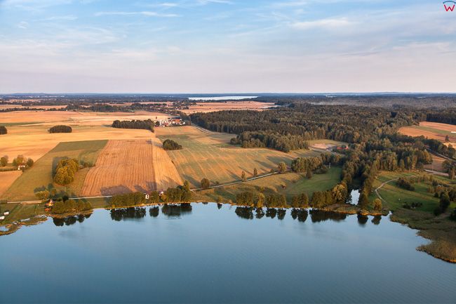 Jezioro Rydzowka z widocznym wejsciem do Kanalu Mazurskiego. EU, PL, Warm-Maz. Lotnicze.